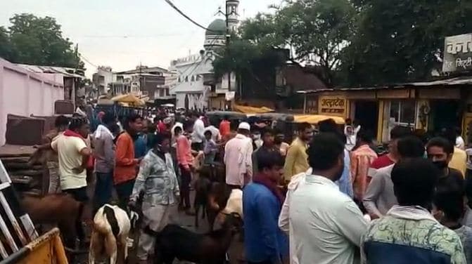 बकरा बाजार में सोशल डिस्टेंस की उड़ी धज्जियां, संक्रमण का बढ़ा खतरा