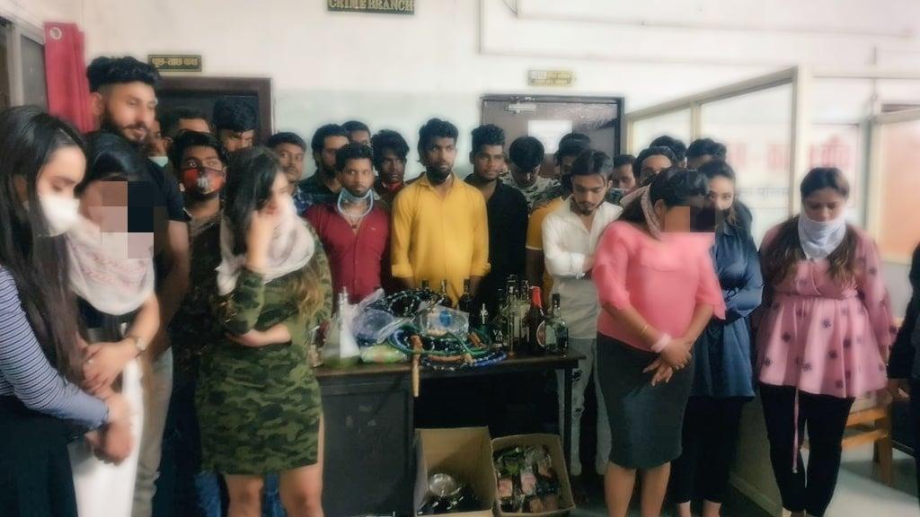 रईसजादों की बर्थडे पार्टी पर पुलिस की दबिश, पी रहे थे हुक्का-शराब, 26 लड़के 7 लड़कियां गिरफ्तार