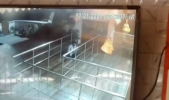 देवी के मंदिर में रिटायर्ड फौजी ने गोली मार की खुदखुशी, CCTV में कैद