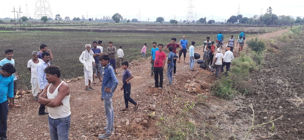 प्रशासन की अनदेखी से परेशान ग्रामीणों ने खुद बना डाली सड़क,4 दिन में निपटाई सालों की समस्या