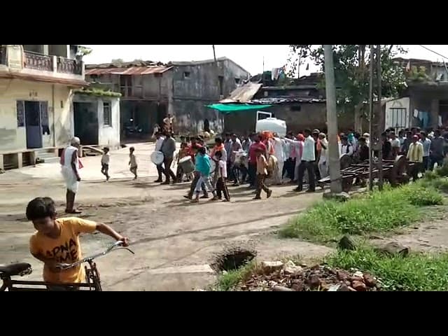 सरपंच को गधे पर बिठाकर पूरे गांव में घुमाया,शमशान में किया नृत्य,आखिर क्या है माजरा