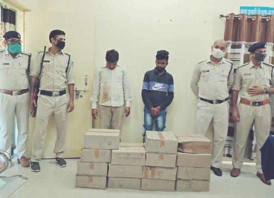 15 पेटी देशी शराब के साथ तीन आरोपी गिरफ्तार, दो फरार