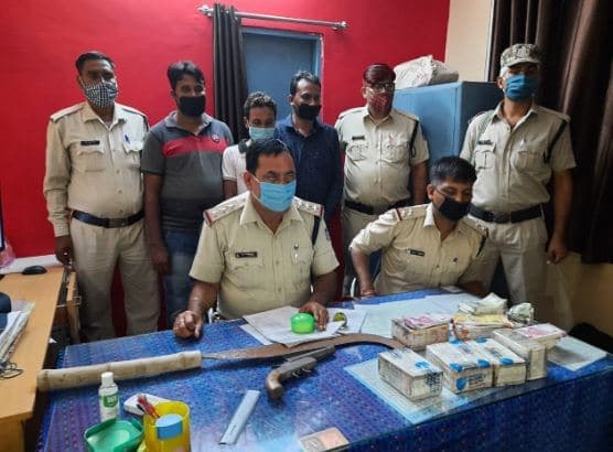 नकली नोट चलाने वाला रैकेट पकड़ाया, तीन गिरफ्तार, अवैध हथियार भी बरामद