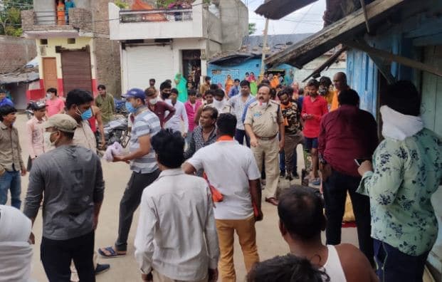 फोन पर बात करते हुए युवक ने बीच सड़क पर खुद को गोली मारी, इलाके में मचा हड़कंप