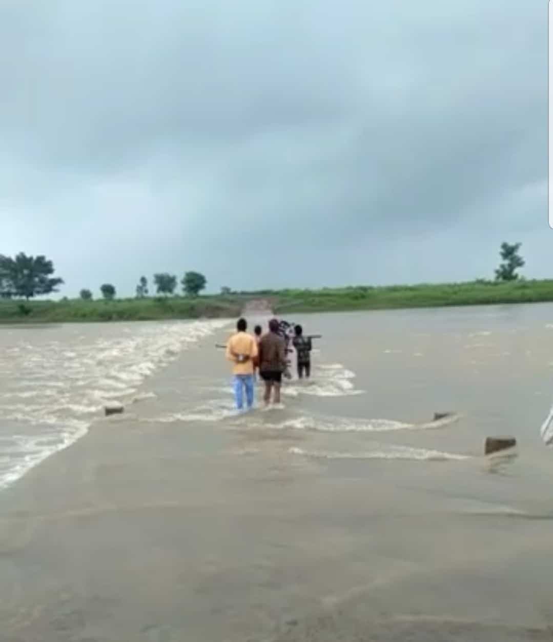 जान जोखिम में डाल पार कर रहे हैं नदी का रपटा, कभी भी हो सकता है बड़ा हादसा
