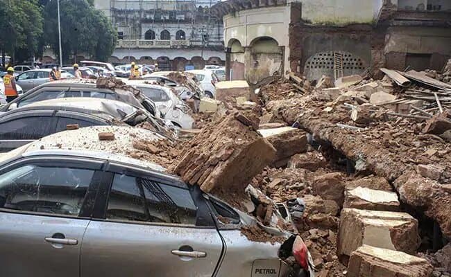 भोपाल में बड़ा हादसा, 150 साल पुरानी इमारत गिरी, मलबे में दबी कई कारें