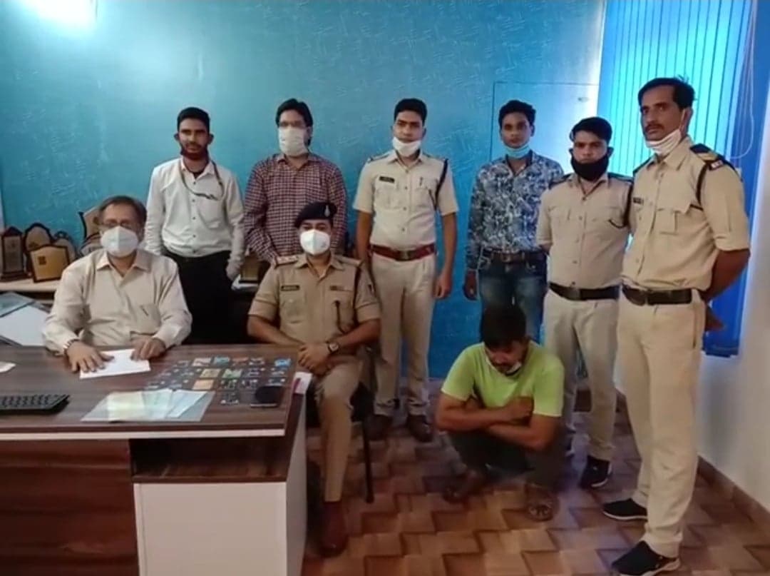 ATM कार्ड बदलकर ठगी करने वाला गिरफ्तार, ब्याज पर चलाता था ठगी का पैसा