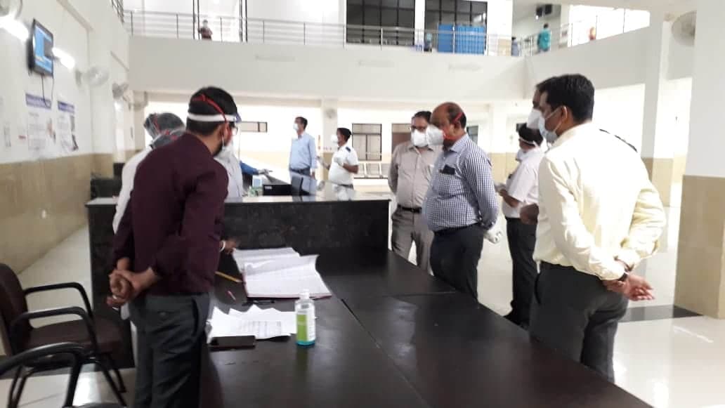 कलेक्टर ने अस्पताल पहुंच व्यवस्थाओं का जायजा लिया, कई दिनों से मिल रही थी शिकायतें