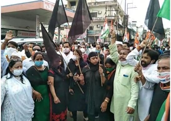 काले कपड़े पहन सड़कों पर उतरी कांग्रेस नेत्रियाँ, जमकर प्रदर्शन, प्रशासन ने जेल भेजा