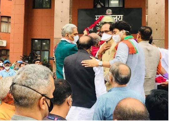 पवैया के ट्वीट से गरमाई राजनीति, बिना नाम लिए लिखा-सांप की 2 जीभ, हम तो मनुष्य”