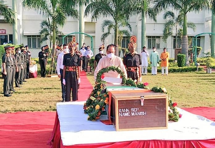 शहीद मनीष विश्वकर्मा के परिजनों को दी जाएगी 1 करोड़ की सम्मान निधि और सरकारी नौकरी