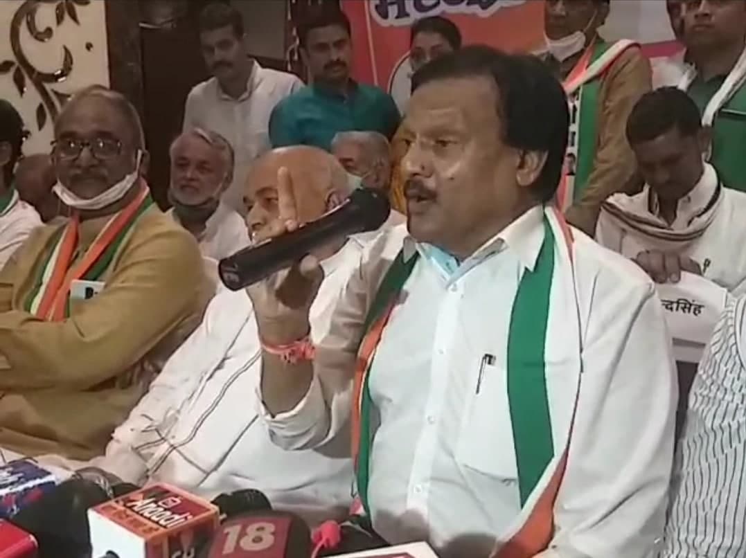 सिंधिया के संघ कार्यालय जाने पर सज्जन का तंज- “लक्ष्मीबाई की समाधि पर जाते तो आधे पाप धुल जाते”