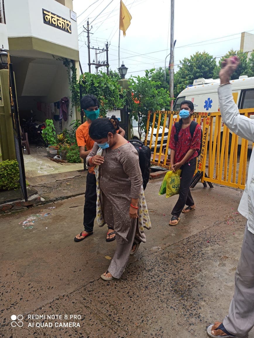 कोरोना को हराकर घर पहुंचे मरीज, स्थानीय लोगों ने ताली बजाकर किया स्वागत