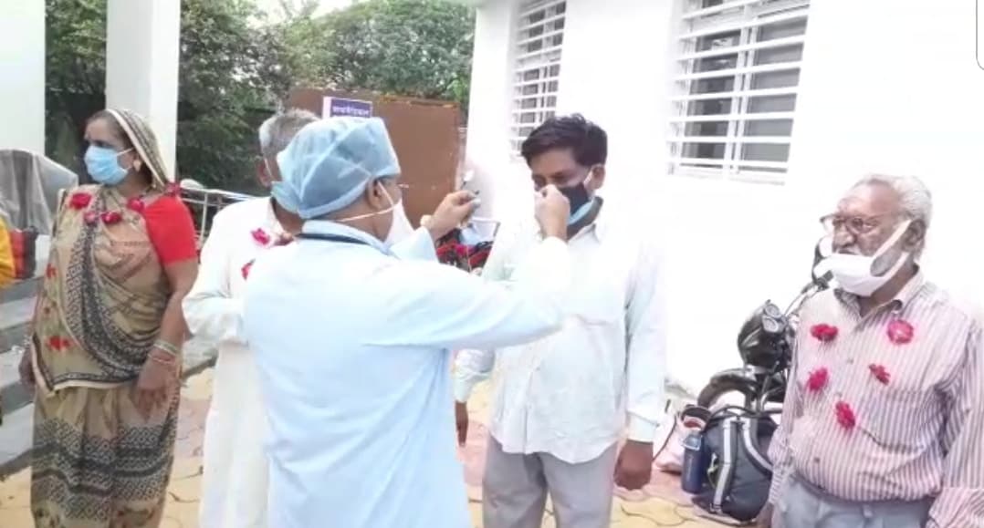 कोरोना को हराकर डिस्चार्ज हुए मरीज, अस्पताल स्टाफ ने हार पहनाकर किया विदा