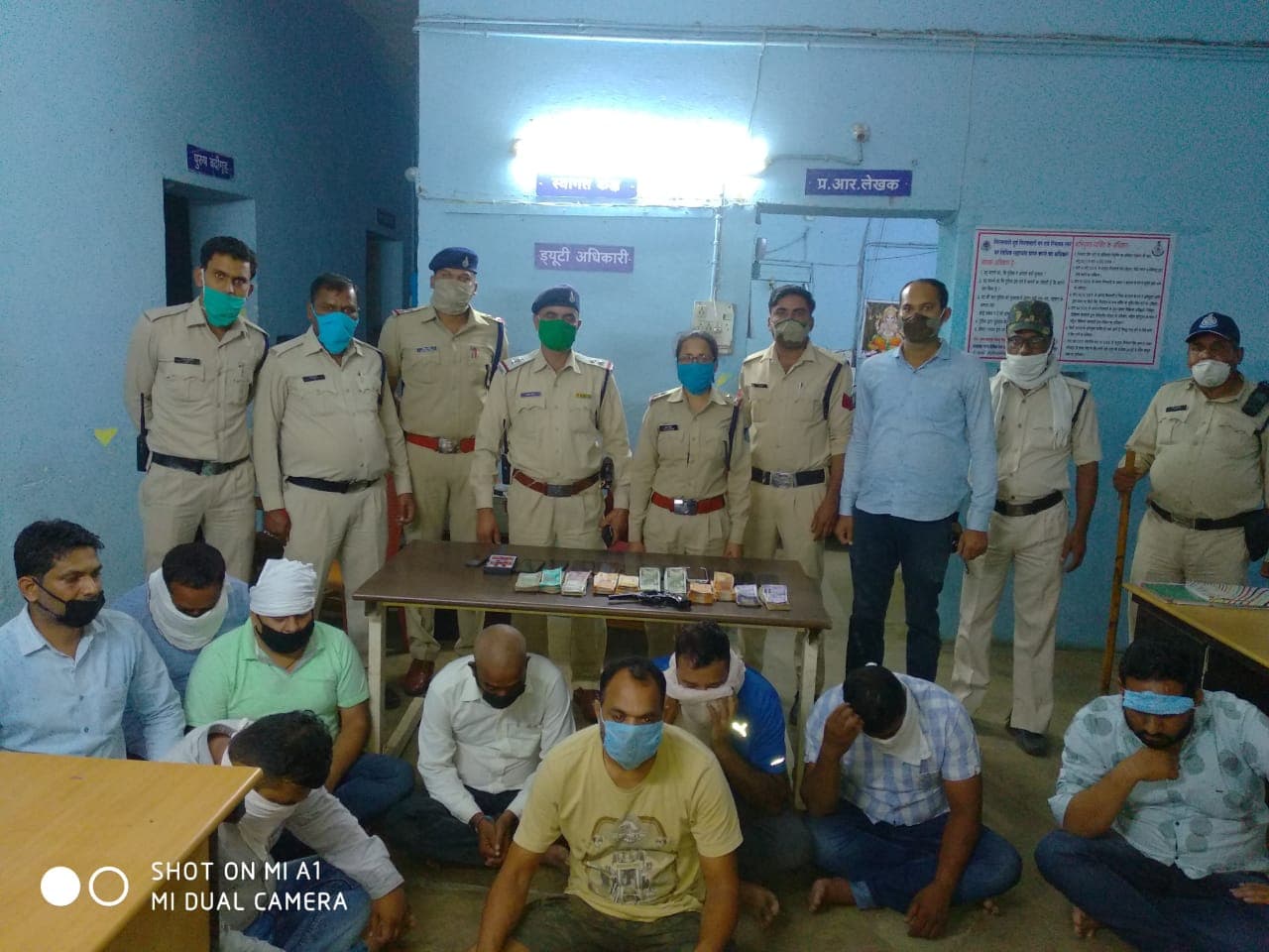 पुलिस ने जुआं खेलते 10 लोगों को गिरफ्तार किया, नकदी मोबाइल और मोटरसाइकिल बरामद