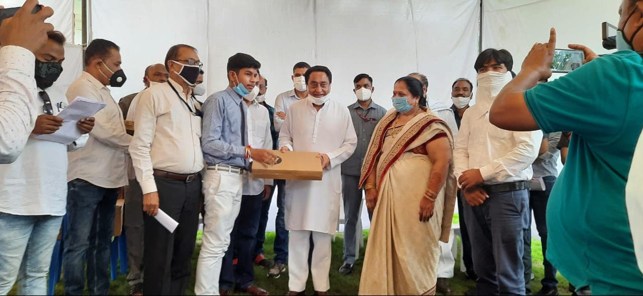 जिले में टॉप करने वाले छात्र को कमलनाथ द्वारा लेपटॉप दिया गया, उज्जवल भविष्य के लिए शुभकामनाएं दी