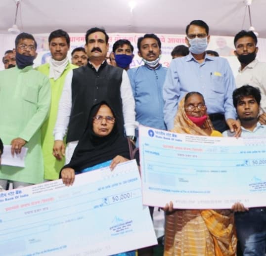 नरोत्तम मिश्रा ने किया प्रधानमंत्री आवास योजना अंतर्गत 40 लाख की राशि का वितरण