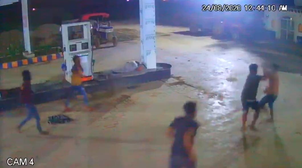 पेट्रोल पंप पर लूट की कोशिश, बदमाशों ने कर्मचारियों पीटा, घटना CCTV में कैद