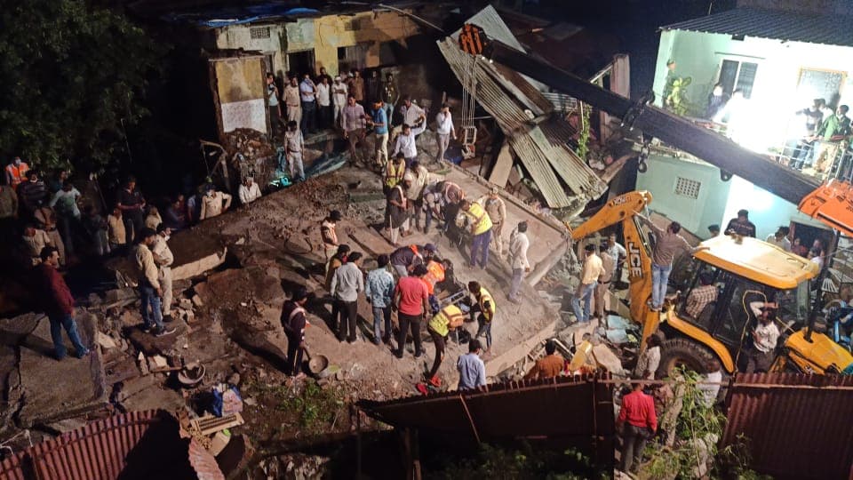 देवास में इमारत ढहने से बड़ा हादसा, 8 लोग निकाले गए 3 अब भी मलबे में फंसे, रेस्क्यू जारी
