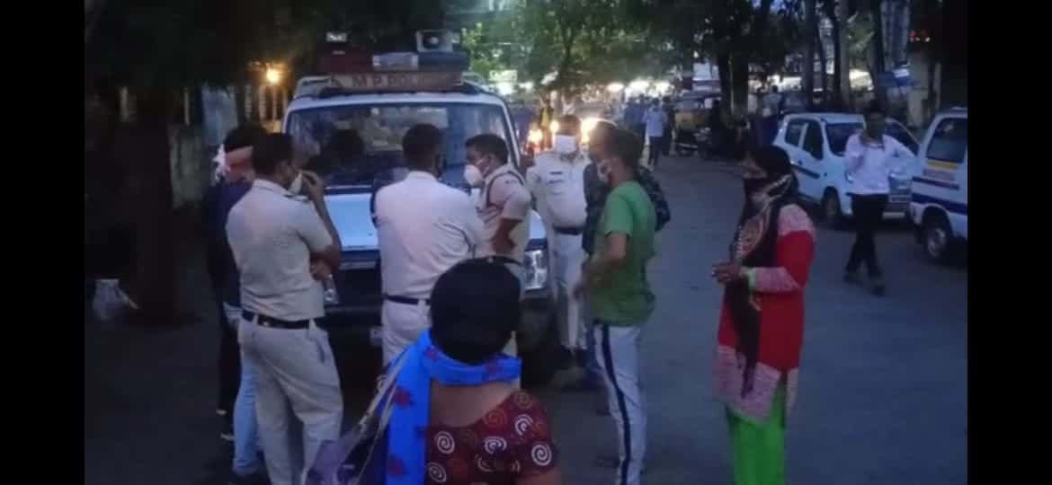 तीन भाईयों ने एक युवक को गोली मारी, घटना के बाद से इलाके में सनसनी