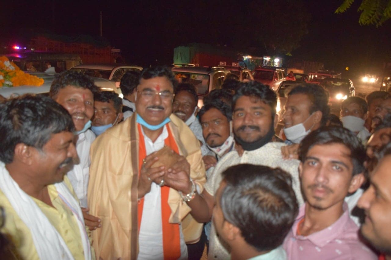 कृषि मंत्री ने की किसानों से मुलाकात, खराब फसलों के लिए मुआवजे का आश्वासन