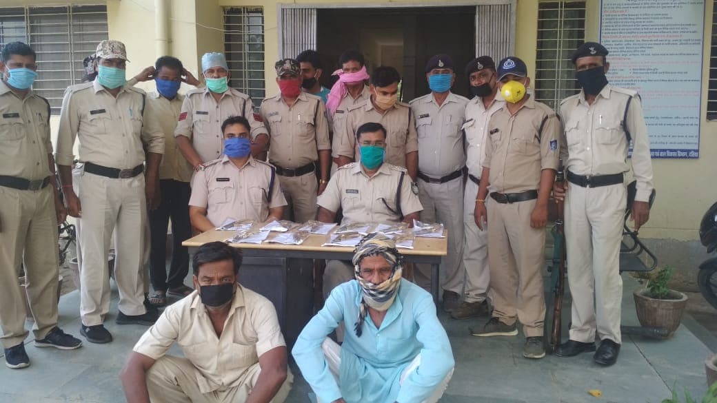 पुलिस ने हथियारों का जखीरा बरामद किया, दो गिरफ्तार
