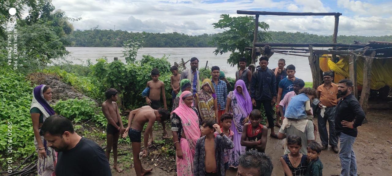 नर्मदा किनारे अधर में लटके आदिवासी परिवार, घरों में घुसा पानी, नहीं मिल रही राहत