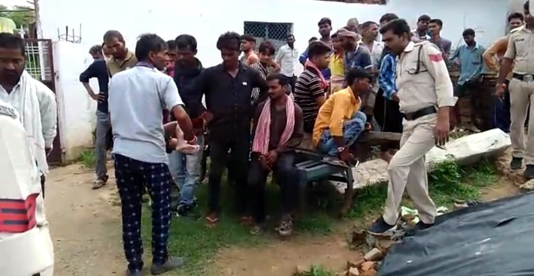आर्थिक तंगी से परेशान पिता अपनी 3 बेटियों के साथ कुएं में कूदा, घटना से इलाके में सनसनी