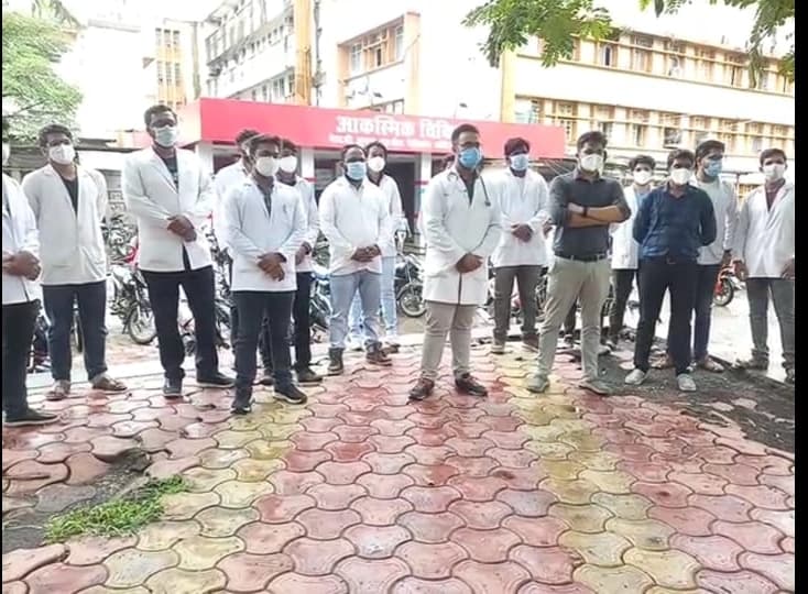 कोरोना संकटकाल में जूनियर डॉक्टरों ने की हड़ताल, मांगों को लेकर किया शांतिपूर्ण प्रदर्शन