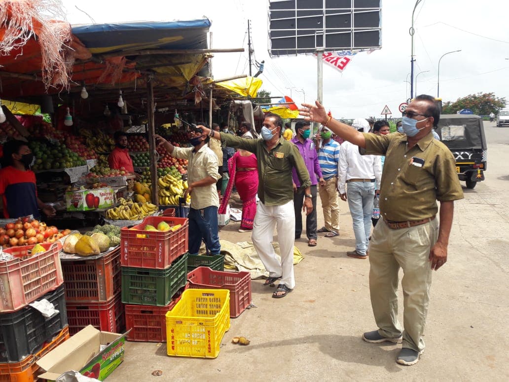 नगर निगम ने सोशल डिस्टेंस का पालन कराने दुकानें हटवाई, व्यवसायियों में आक्रोश