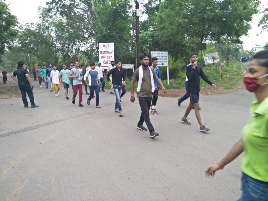 बिना मास्क मॉर्निंग वॉक पर निकले लोग, पुलिस ने लगाई फटकार, किया जुर्माना