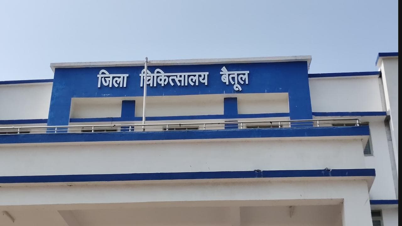 कोरोना से मौत के बाद वार्ड में पड़ा रहा बुजुर्ग महिला का शव, लोगों ने किया हंगामा