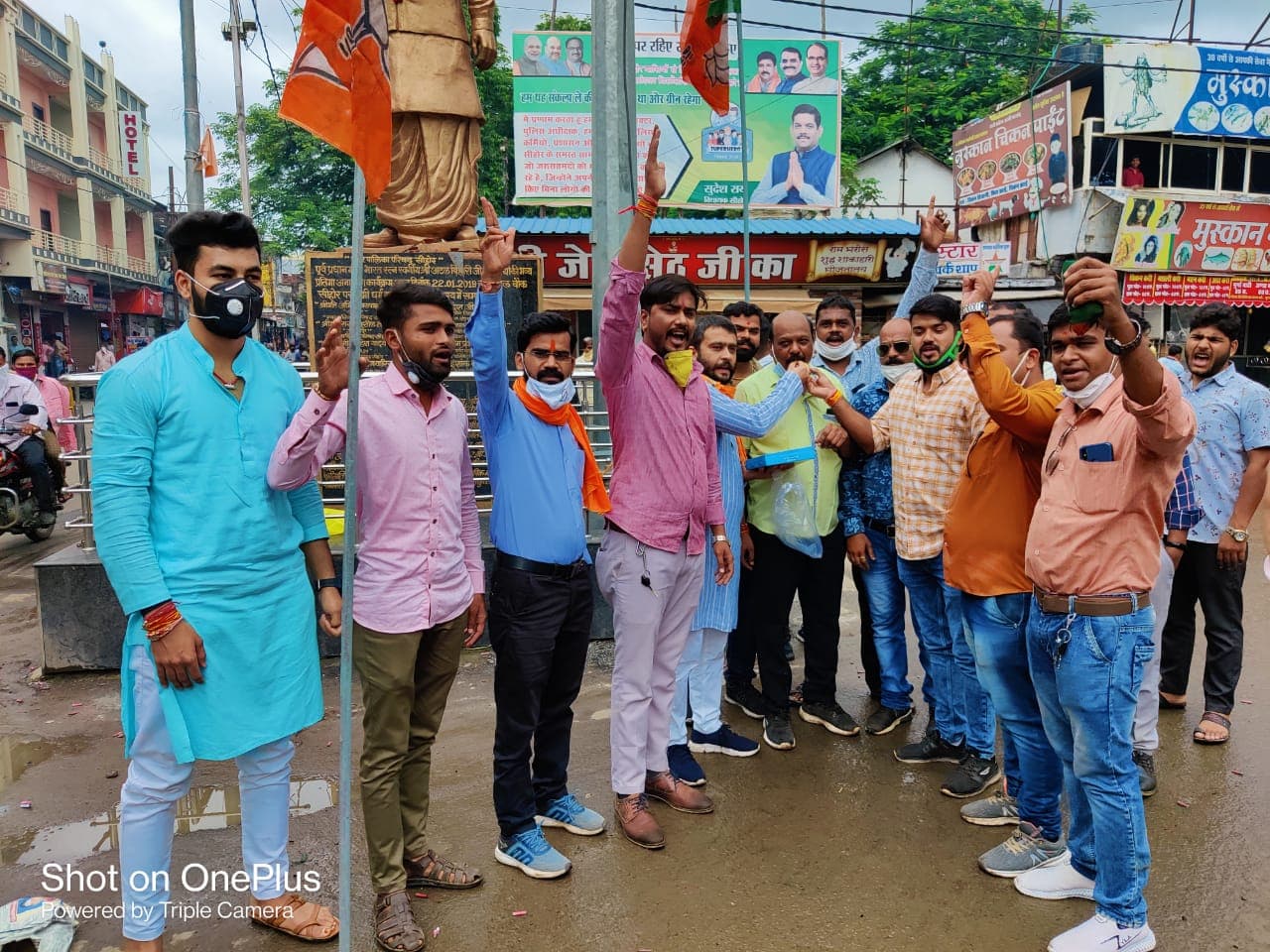 मध्यप्रदेश में युवाओं को नौकरी मिलने की घोषणा पर युवा मोर्चा ने मनाया जश्न