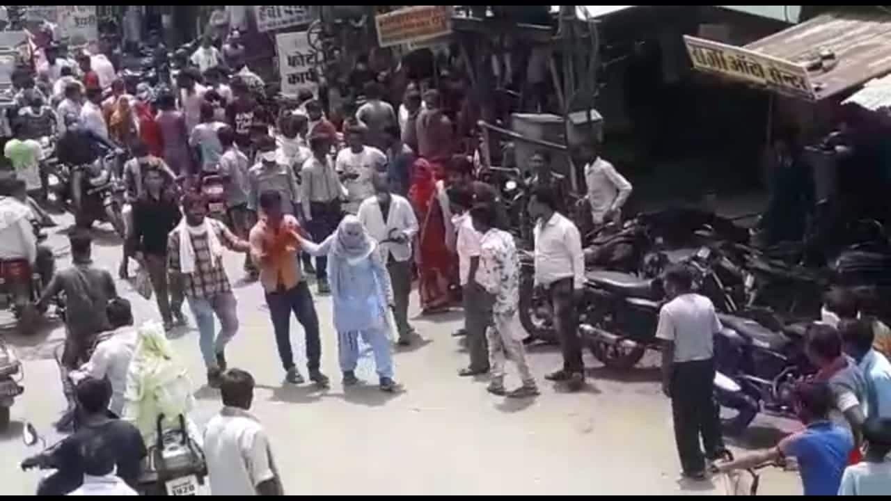 पत्नी और सास से मारपीट कर रहे युवक को महिला आरक्षक ने पहुंचाया थाने, वीडियो वायरल