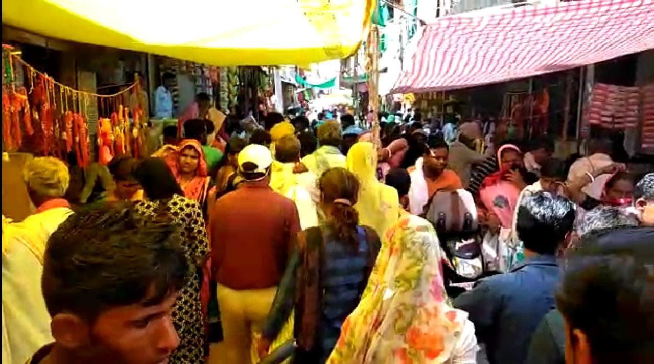 राखी पर बाजार में उमड़ी भीड़, सोशल डिस्टेंस भूले लोग, प्रशासन बेपरवाह