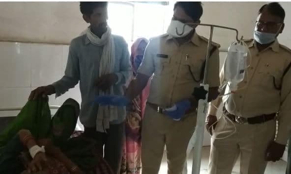 ग्रामीणों और मवैशियों पर घर में धुसकर पागल सियार ने किया हमला, कई घायल
