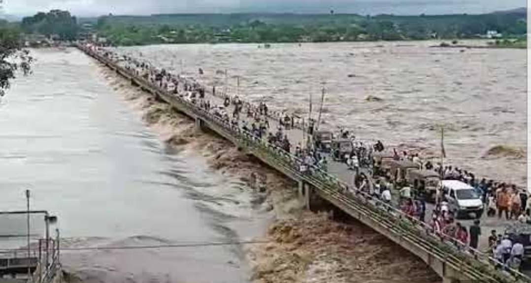 बागली में झमाझम बारिश, नेमावर में नर्मदा का जलस्तर बढ़ा, लोगों को चेतावनी