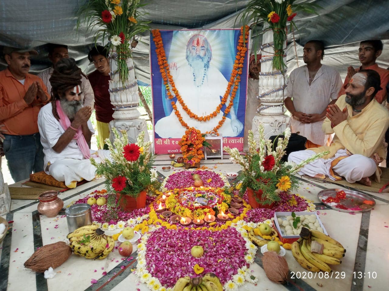 फलाहारी बाबा का 15वां पुण्य स्मरण मनाया गया, कोरोना गाइडलाइन के अनुसार हुआ पूजन