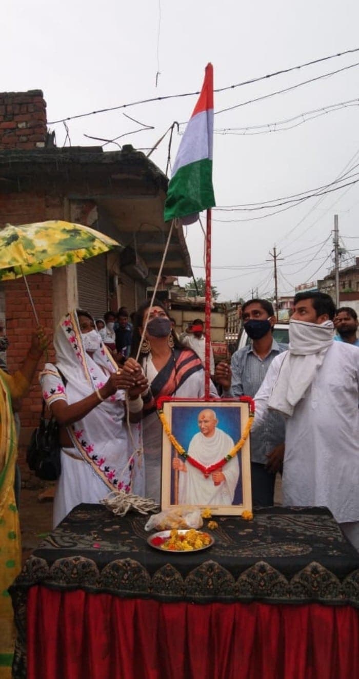 किन्नर द्वारा किया गया ध्वजारोहण, जबलपुर ने पेश की अनोखी मिसाल