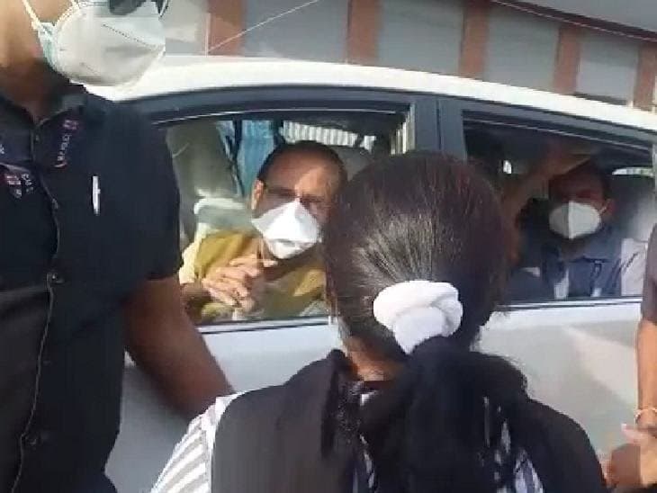 VIDEO: जब एक महिला ने रोक लिया CM का काफिला, कहा- “सर.. स्कूल से हमें धमकियां मिल रहीं”