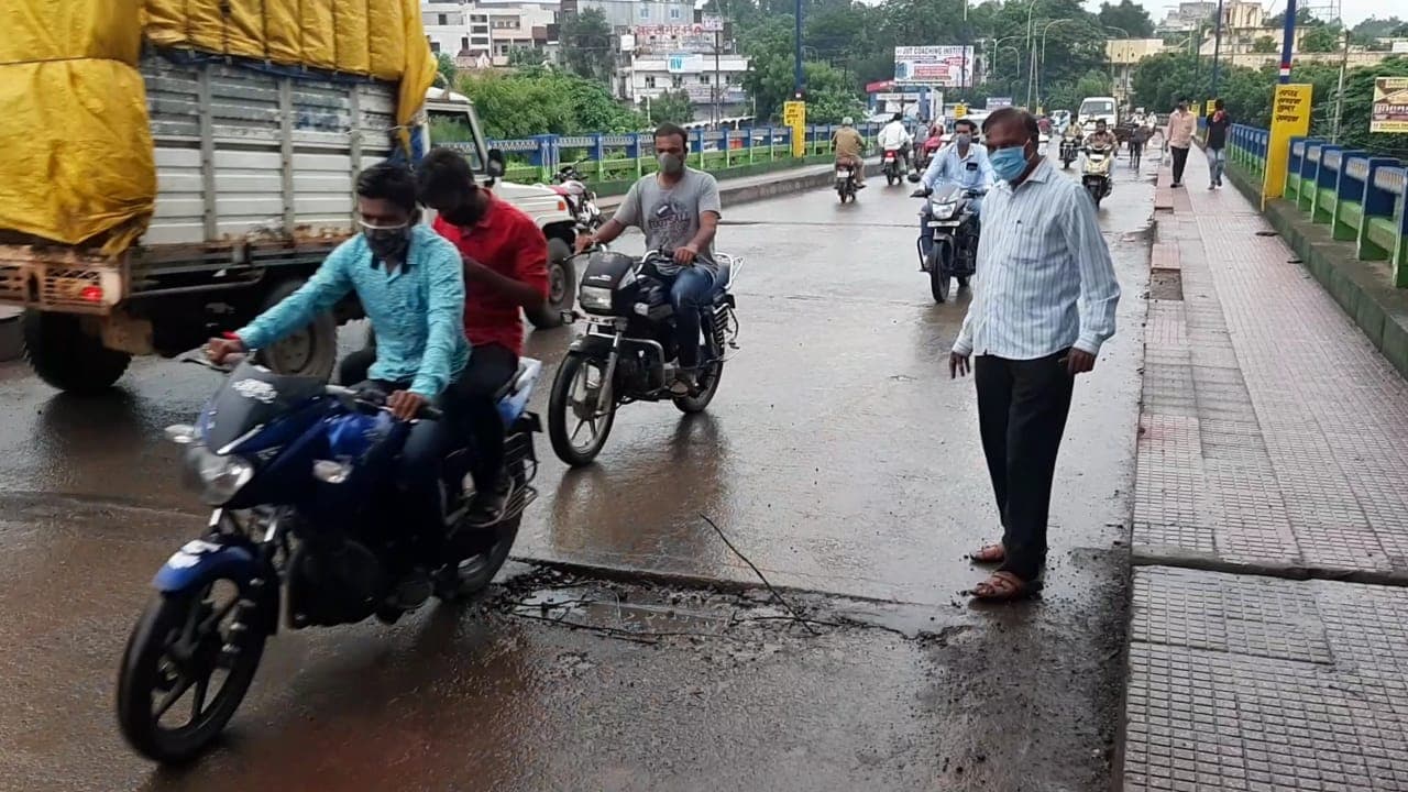 बारिश में ब्रिज पर गड्ढों की भरमार, कभी भी हो सकता है कोई बड़ा हादसा
