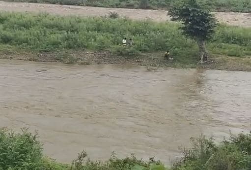 टापू में फंसे लोगों को किया गया रेस्कयू, यहां का है मामला