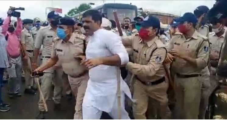 इंदौर में कांग्रेसियों का जमकर हंगामा, गिरफ्तार, सिंधिया को काले झंडे दिखाने की थी तैयारी