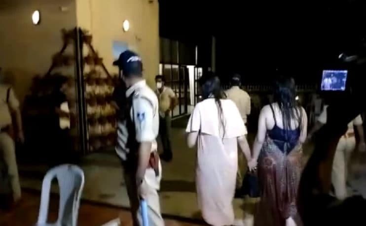रईसजादों की पूल पार्टी पर पुलिस की दबिश, नशे में धुत्त 16 लड़के-लड़कियां गिरफ्तार