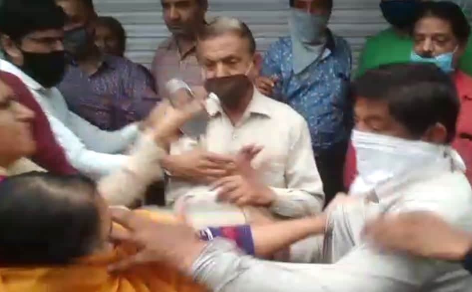 आपसी विवाद के चलते परिवार के लोग एक दूसरे से भिड़े, वीडियो हुआ वायरल