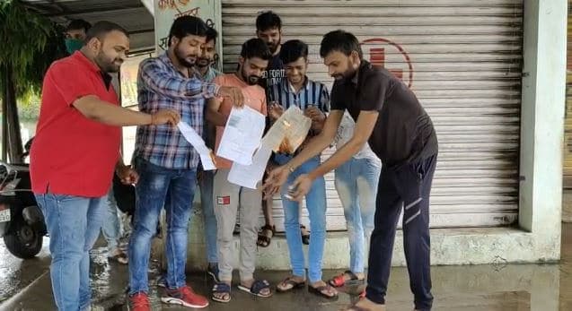कांग्रेस का बढ़े हुए बिजली बिल को लेकर प्रदर्शन, जलाई बिलों की होली, दी आंदोलन की चेतावनी