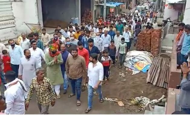 MP:मंत्री राजवर्धन सिंह दत्तीगांव का भारी विरोध, पुलिस के सामने लगे ‘वापस जाओ’ के नारे