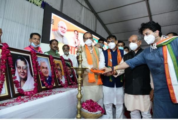 “महाराज” का गमछा बना चर्चा का विषय, भाजपा की जगह पहने थे तीन रंग का गमछा