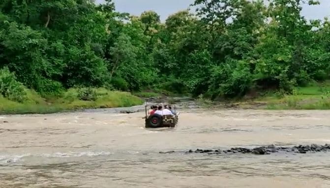जोखिम में जान: उफनती नदी को पार रहे थे युवक, तेज धार में फंसे, देखें वीडियो