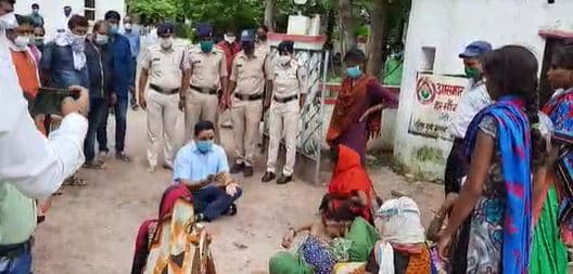 पुलिस का दिखा संवेदनशील चेहरा, एसपी ने नीचे बैठकर सुनी समस्या